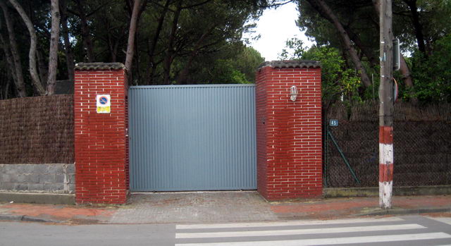 Imatge de l'entrada de la torre on havia existit 'La Mansi�n' de Gav� Mar  (8 de Juny de 2009)